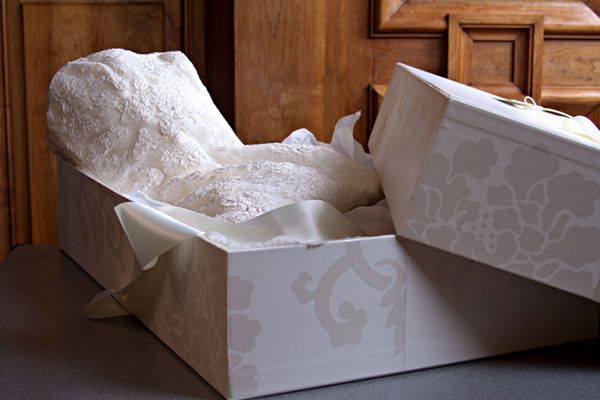 How to pack the wedding dress for shipping?