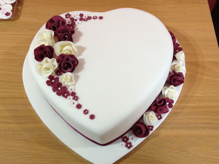 Tips for decorating a heart-shaped wedding cake